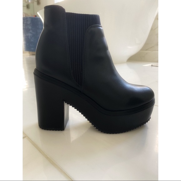 Beautiful black Cafènoir ankle boots - Picture 3 of 5